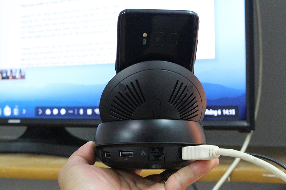 Cận cảnh thiết bị biến smartphone thành PC Samsung DeX tại Việt Nam - 11 Với việc giới thiệu giải pháp Samsung DeX tại Việt Nam, hệ sinh thái Samsung Galaxy dành cho thiết bị di động đã trở nên phong phú hơn và đa năng hơn. Bên cạnh camera Gear 360 và kính thực tế ảo Gear VR phiên bản 2017, đồng hồ thông minh Gear S3, vòng tay theo dõi sức khỏe Gear Fit2, hệ sinh thái Galaxy chính thức có thêm thành viên mới là Samsung DeX.