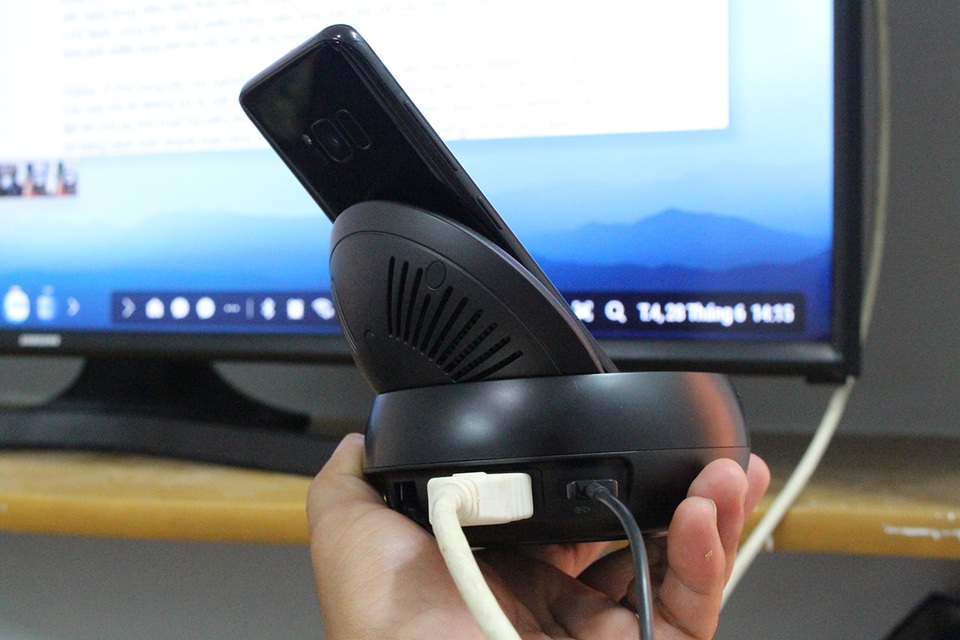 Cận cảnh thiết bị biến smartphone thành PC Samsung DeX tại Việt Nam - 5 Người dùng cần trang bị chuột kết nối qua cổng USB 2.0 đi kèm, có thể chuột không dây lẫn có dây đều được. Nếu muốn làm việc tốt, người dùng nên có thêm bàn phím rời để tiện cho việc nhập liệu. Tất nhiên, thiết bị này cũng trang bị bàn phím ảo, giúp thao tác dễ dàng.
