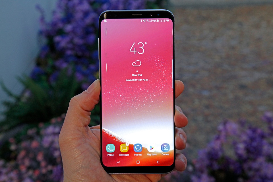 Galaxy S8 và Galaxy S8+: Thay đổi cách người dùng tương tác - 2 
Trước đây, không người dùng nào có thể tưởng tượng được ngày mình sẽ cầm một smartphone có màn hình nằm trọn trong lòng bàn tay nhưng lại có kích thước đến 6.2 inch.
