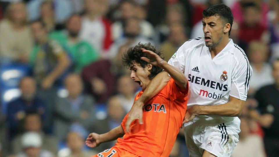 Walter Samuel có biệt danh Hòn đá tảng nhưng ở Real Madrid, anh lại quá dễ bị vượt qua. Việc Samuel liên tục mắc sai lầm khiến cho Real Madrid phải đẩy cầu thủ này trở lại Italia khoác áo Inter chỉ sau 1 mùa giải. Đáng mừng là sau đó, Walter Samuel đã chơi cực tốt ở Inter và là nhân vật quan trọng trong kỷ nguyên vàng của CLB.