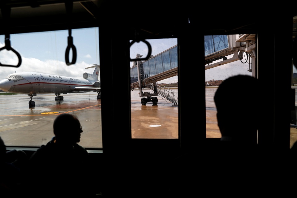 Tầm “phủ sóng” của hãng hàng không Triều Tiên - 7 Giới chức Mỹ cho biết Washington đang cân nhắc các biện pháp mạnh tay hơn, bao gồm cả lệnh cấm bay toàn cầu đối với Air Koryo, để trừng phạt Triều Tiên vì các vụ thử tên lửa liên tiếp của nước này. Tuy nhiên, bất kỳ động thái nào của Mỹ cũng sẽ bị cản trở bởi Nga và Trung Quốc. Moscow và Bắc Kinh từng nhiều lần tìm cách đưa ra ngoại lệ đối với các lệnh trừng phạt của Liên Hợp Quốc nhằm vào Triều Tiên. Trong ảnh: Các hành khách ngồi trong xe buýt tại sân bay Bình Nhưỡng.