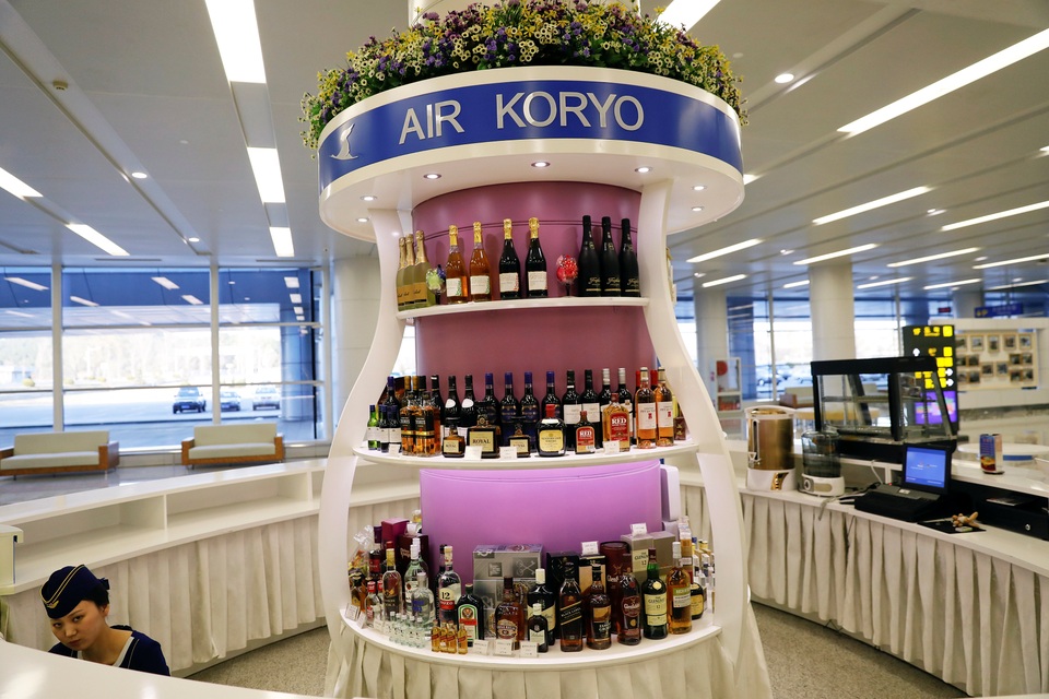 Tầm “phủ sóng” của hãng hàng không Triều Tiên - 2 Các sản phẩm nước ngọt và thuốc lá của Air Koryo được bày bán rộng rãi không chỉ ở sân bay Bình Nhưỡng mà còn ở nhiều cửa hàng tại Bình Nhưỡng. Trong ảnh: Một quầy bán rượu, thuốc lá và nước ngọt tại sân bay Bình Nhưỡng.