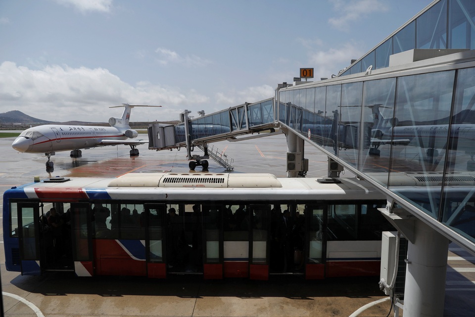 Tầm “phủ sóng” của hãng hàng không Triều Tiên - 5 Ngoài ra, các du khách tới Triều Tiên cho biết tập đoàn Air Koryo đã cho ra đời hãng taxi riêng vào năm 2015. Cùng với ít nhất 8 hãng taxi nhà nước khác, taxi của Air Koryo hoạt động trên nhiều tuyến đường ở thủ đô Bình Nhưỡng. Trong ảnh: Xe buýt vận chuyển hành khách ở sân bay Bình Nhưỡng.