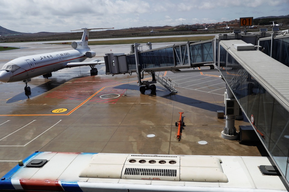 Tầm “phủ sóng” của hãng hàng không Triều Tiên - 9 Hãng hàng không quốc gia Triều Tiên có nhiều chuyến bay nội địa, nối Bình Nhưỡng với các vùng Orang, Sondok và Samjiyon. Tuy nhiên, cũng giống như nhiều doanh nghiệp và tổ chức khác ở Triều Tiên, hãng hàng không này không chia sẻ bất kỳ thông tin nào về lợi nhuận hay chi phí, do vậy không thể xác định tầm ảnh hưởng của các biện pháp trừng phạt đến nền kinh tế Triều Tiên.