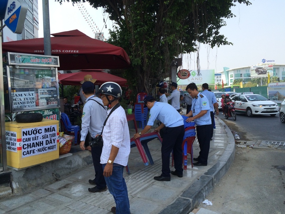 “Mềm mỏng” xử lý vi phạm vỉa hè - 2 Tịch thu bàn, ghế bày bán trước khu vực sân bay Tân Sơn Nhất