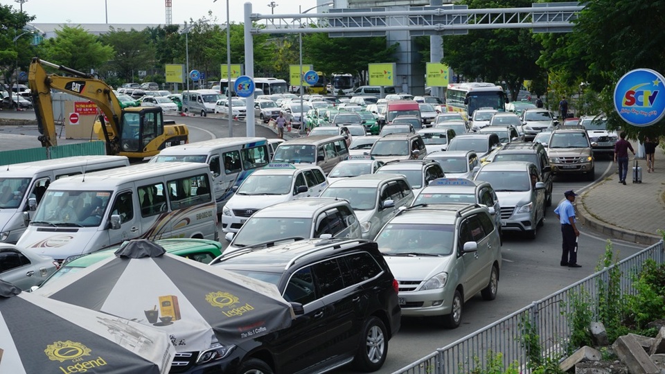 Kẹt xe, hành khách vác vali chạy bộ vào sân bay Tân Sơn Nhất - 13 Ô tô nối đuôi vào sân bay