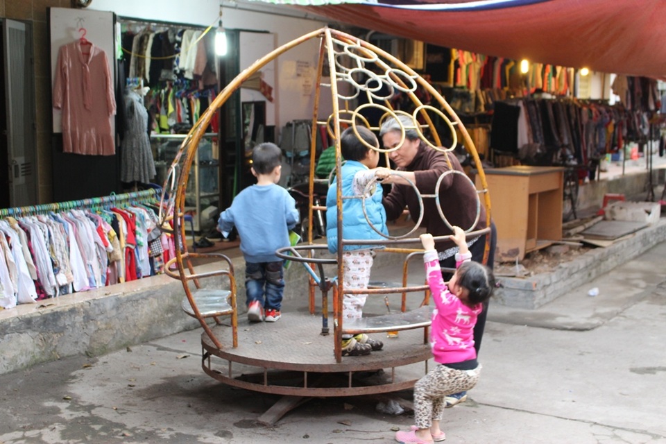 Hàng loạt sân chơi cho trẻ em “đắp chiếu” giữa Hà Nội - 13 Đây là trò chơi duy nhất mà các em nhỏ có thể sử dụng được. Tuy nhiên, quả cầu này cũng đã hoen rỉ gần hết. Để đảm bảo an toàn cho con cháu mình, có người đã phải tự tay đổ bê tông vào chân cầu trượt để tăng độ vững chắc.
