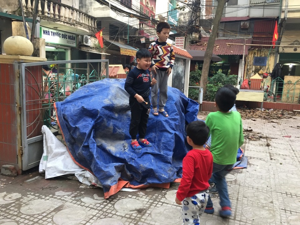 Hàng loạt sân chơi cho trẻ em “đắp chiếu” giữa Hà Nội - 15 Ở nhiều nơi, nhà văn hóa ở mỗi tổ có thể là nơi để trẻ em vui đùa. Nhưng nhà văn hóa nằm trong con ngõ trên đường Nguyễn Trãi (quận Thanh Xuân) lại không như vậy. Khắp nơi ngổn ngang vật liệu xây 1dựng nên không thể tránh khỏi việc những đứa trẻ tinh nghịch trèo lên đống xi măng, cát sỏi. Không ai trong các em có thể lường được những nguy hiểm đang rình rập.