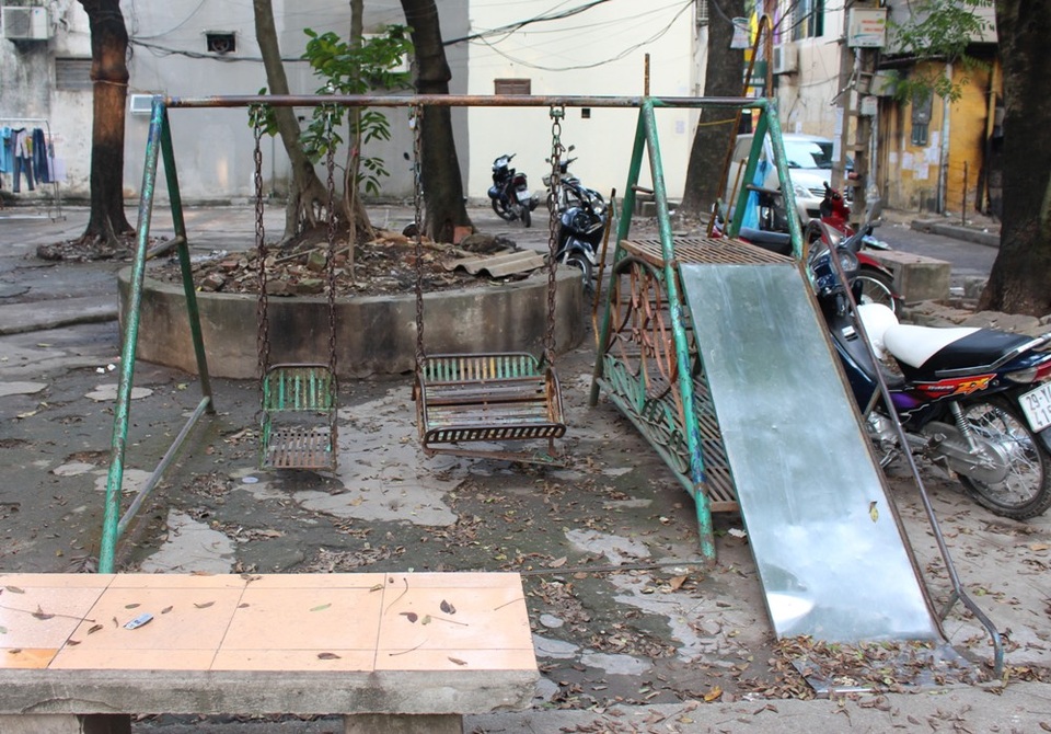 Hàng loạt sân chơi cho trẻ em “đắp chiếu” giữa Hà Nội - 3 Cách đó không xa, ở khu tập thể C5 Kim Liên, tình trạng sân chơi cho trẻ em còn tồi tệ hơn thế rất nhiều.