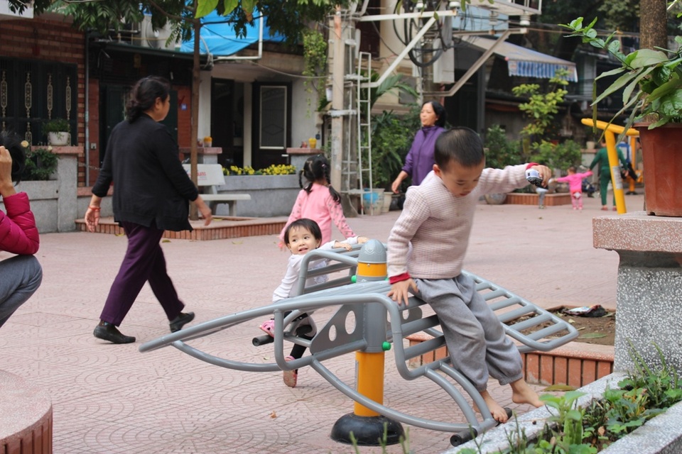 Hàng loạt sân chơi cho trẻ em “đắp chiếu” giữa Hà Nội - 8 Hàng chục khu nhà của dãy tập thể Kim Liên chỉ có duy nhất một sân chơi cho trẻ em. Tuy nói là sân chơi trẻ em, nhưng hầu hết đều là các thiết bị thể dục mà chỉ người lớn mới có thể sử dụng hiệu quả. Trên khoảng sân rộng, chỉ có 1,2 trò chơi phù hợp cho lứa tuổi thiếu nhi. Thế nhưng, “có còn hơn không” - một người dân sống ở khu D, khu tập thể Kim Liên chia sẻ.