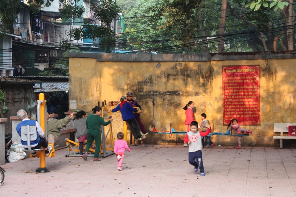 Hàng loạt sân chơi cho trẻ em “đắp chiếu” giữa Hà Nội - 9 Cô cho biết thêm: “Cả mấy chục khu C, và cả khu D bên kia, chỉ có chỗ này là có máy tập. Toàn bộ các sân chơi ngoài kia, không có chỗ nào đủ sạch sẽ, an toàn để chúng tôi có thể yên tâm để con cháu mình chơi ở đó. Mong trên phường sớm có thêm nhiều dự án xây mới và đầu tư những khu vui chơi để các cháu vừa hoạt động cho khỏe người, vừa thông thoáng đầu óc mà học tập cho tốt”.