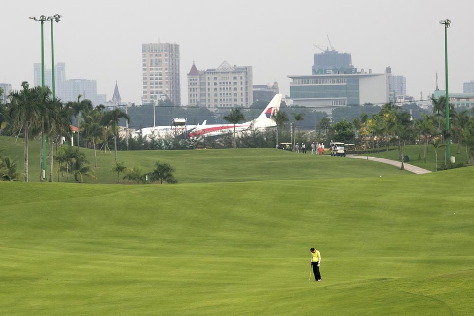 Bao giờ thu hồi sân golf để mở rộng sân bay Tân Sơn Nhất? - 1 Nhiều ý kiến cho rằng thu hồi sân golf là có đủ đất làm thêm một đường cất hạ cánh tại sân bay Tân Sơn Nhất, Thủ tướng yêu cầu nghiên cứu phương án này.