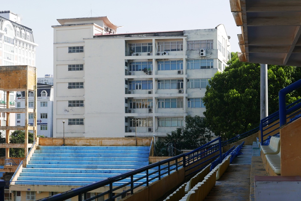 Sân vận động "già nua" nhất Hà Nội sắp được tái thiết - 11
Góc khán đài phía Nam sân Hàng Đẫy, đằng sau là toà nhà Sở Kế hoạch và Đầu tư. Theo quyết định của thành phố, toà nhà trụ sở Sở Kế hoạch và Đầu Tư sẽ được di dời để nhường chỗ cho việc mở rộng sân Hàng Đẫy.