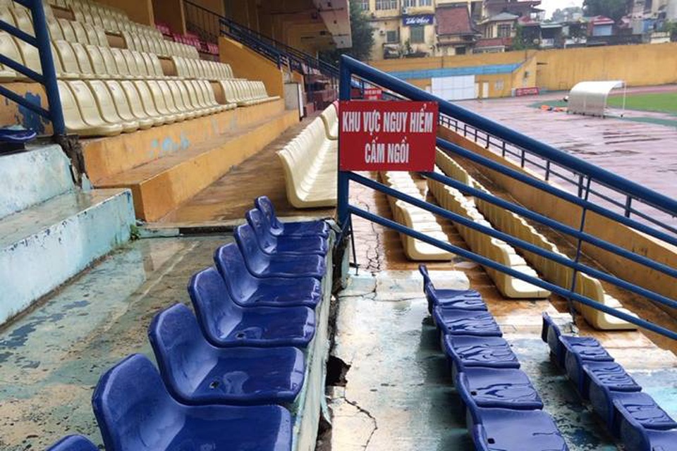 Hai đội bóng Việt Nam bị AFC cấm thi đấu trên sân nhà - 1
Sân Hàng Đẫy đang xuống cấp nghiêm trọng