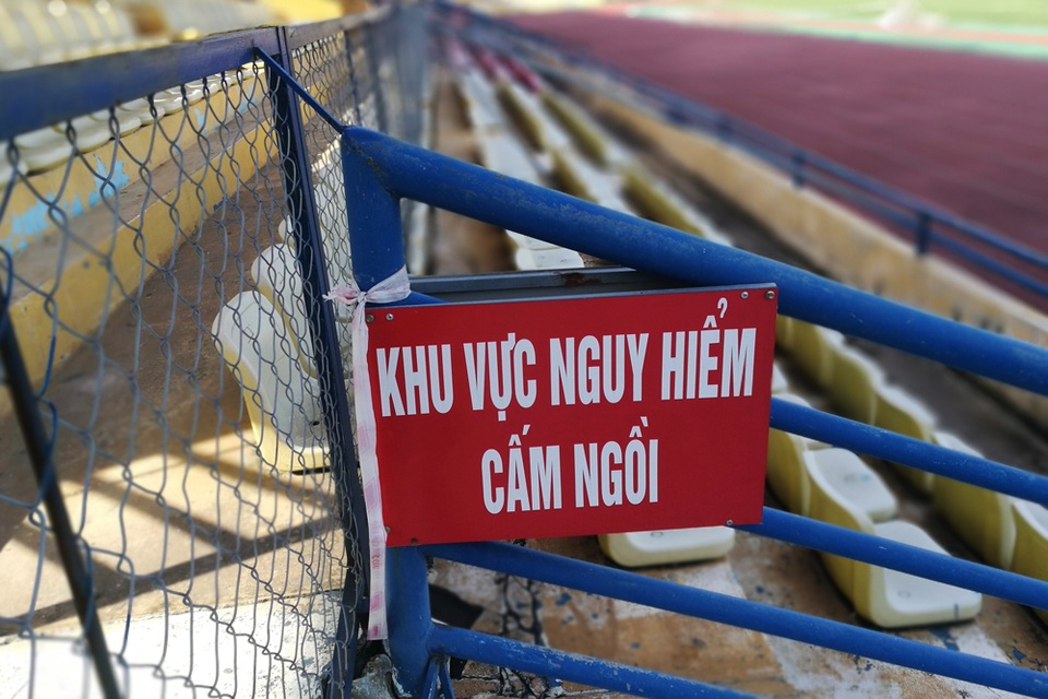 Sân vận động "già nua" nhất Hà Nội sắp được tái thiết - 8
Thời gian gần đây, khu vực khán đài A gần đường pitch xuất hiện một số vết nứt khiến ban quan lý phải rào niêm phong, treo biển Khu vực nguy hiểm - Cấm ngồi.