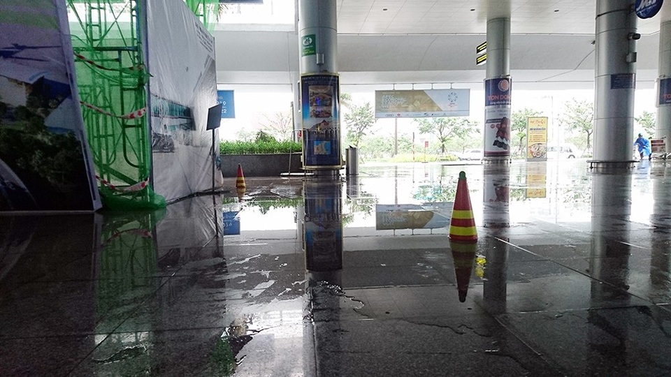 Nhà ga sân bay Đà Nẵng bị dột nước - 6
Nước lênh láng tại khu vực sảnh ngoài nhà ga nội địa sân bay Đà Nẵng.