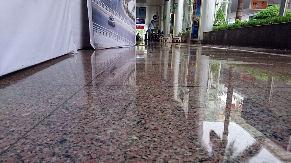 Nhà ga sân bay Đà Nẵng bị dột nước - 1
Theo ghi nhận của PV Dân trí vào sáng và chiều 5/11, tại nhà ga sân bay Đà Nẵng, khu vực sảnh vào lênh láng nước do bị dột từ mái che tầng hai.