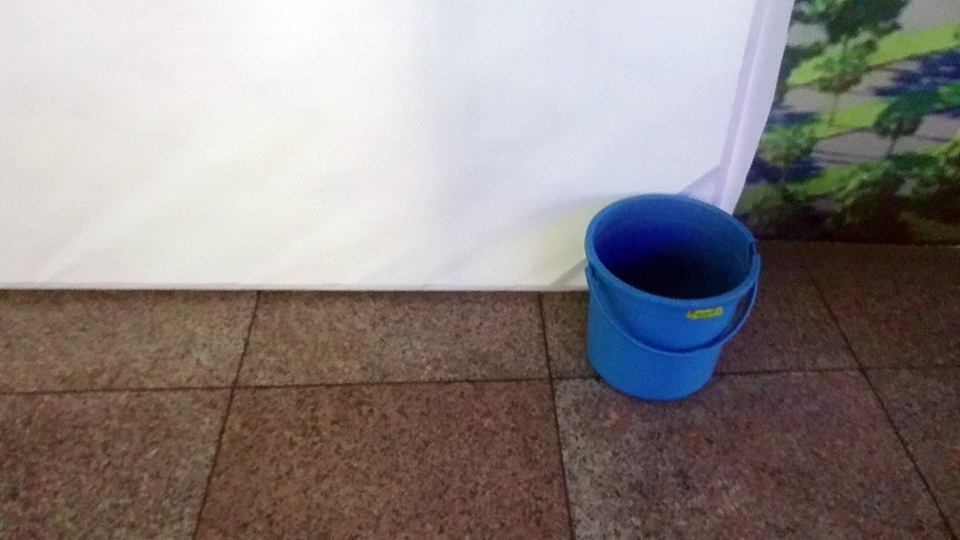 Nhà ga sân bay Đà Nẵng bị dột nước - 7
Xô nước được tận dụng để hứng nước bên trong sảnh sân ga.