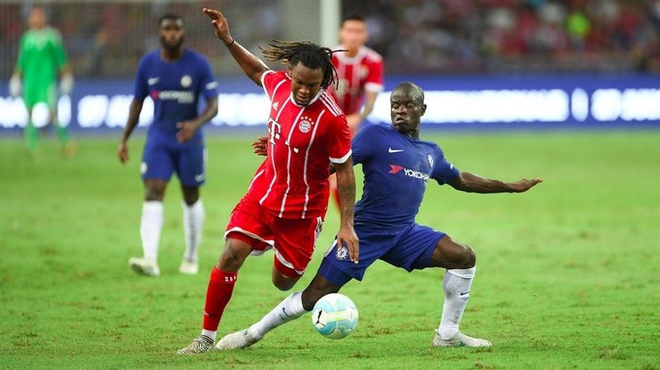 Chelsea đưa Renato Sanches của Bayern Munich vào "tầm ngắm" - 1
Sanches (trái) tranh bóng với Kante trong trận giao hữu giữa Bayern Munich và Chelsea tại Singapore vừa qua