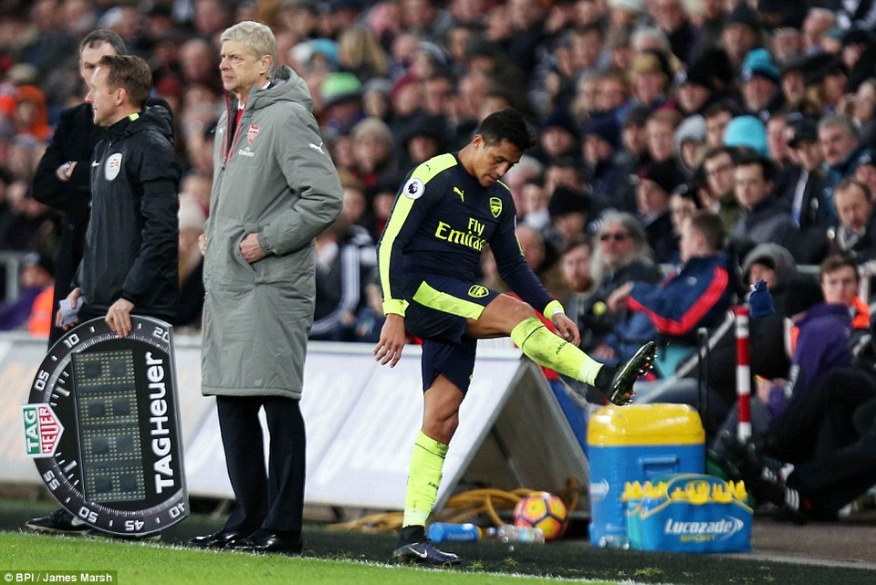 Bị thay ra khỏi sân, Alexis Sanchez đùng đùng nổi giận - 1 Alexis Sanchez thất vọng sau khi bị thay ra sân