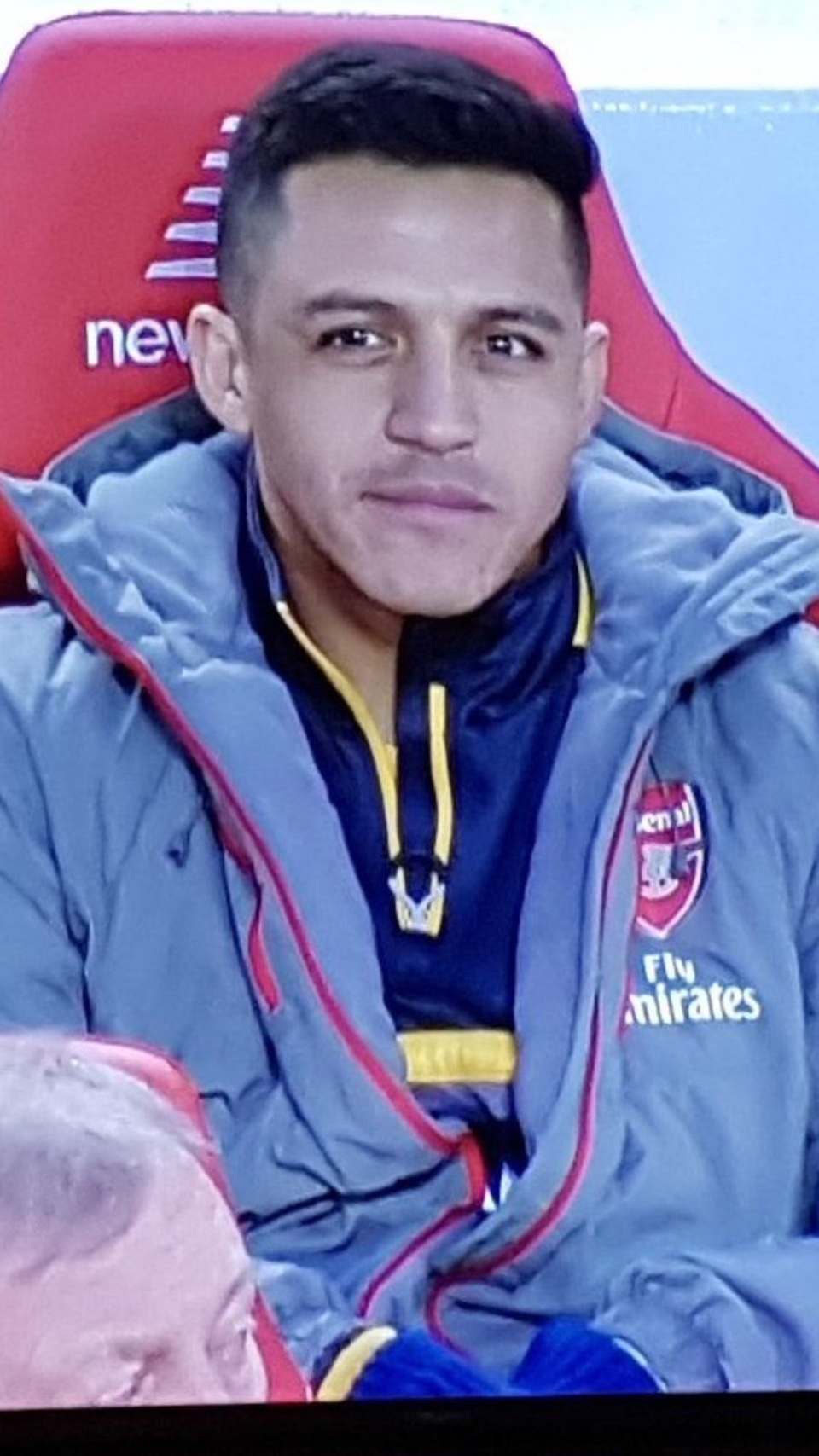 Nụ cười bí hiểm của Sanchez khiến CĐV Arsenal nhói lòng - 2 Nụ cười bí ẩn của Sanchez khiến CĐV Arsenal lo lắng