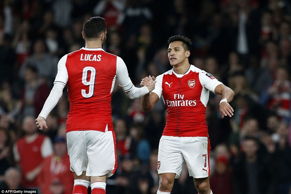 Arsenal dễ dàng “bắt nạt” đàn em Lincoln - 2
Lucas Perez (trái) chia vui cùng Sanchez sau khi cầu thủ người Chile ghi bàn