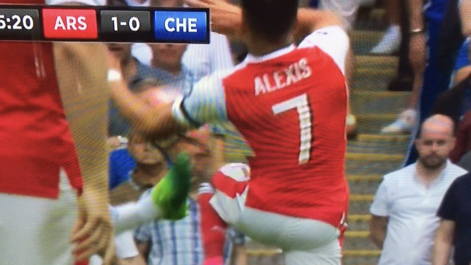 Tranh cãi nảy lửa về bàn thắng của Alexis Sanchez vào lưới Chelsea - 2 Có vẻ như bóng đã chạm tay Sanchez (chưa thể khẳng định chắc chắn về tình huống này)