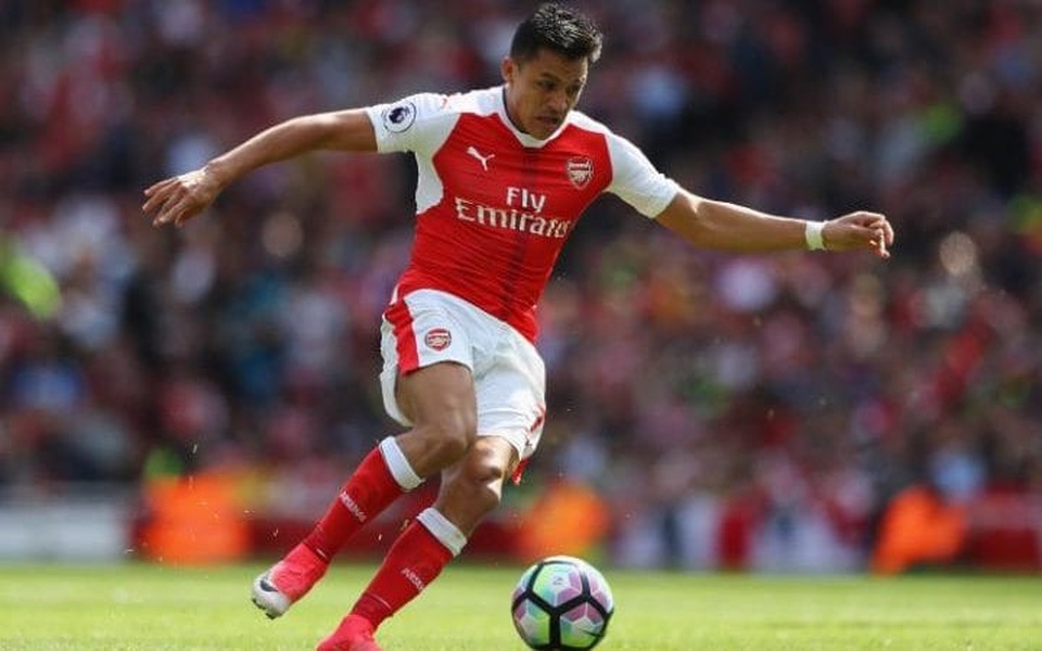Hợp đồng của Sanchez với Arsenal có thời hạn tới năm 2018 và cầu thủ này vẫn chưa chịu ký hợp đồng mới. Nhiều lần trong mùa giải, tiền đạo người Chile thể hiện thái độ chán nản vì tham vọng của Arsenal. Do đó, nhiều người tin rằng Sanchez đã sẵn sàng để rời khỏi sân Emirates. Nhiều CLB như PSG, Chelsea, Man City, Bayern Munich, Juventus đều muốn có sự phục vụ của Sanchez.