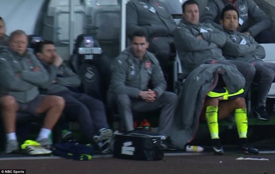 Bị thay ra khỏi sân, Alexis Sanchez đùng đùng nổi giận - 2 Alexis Sanchez trùm kín đầu trên băng ghế dự bị