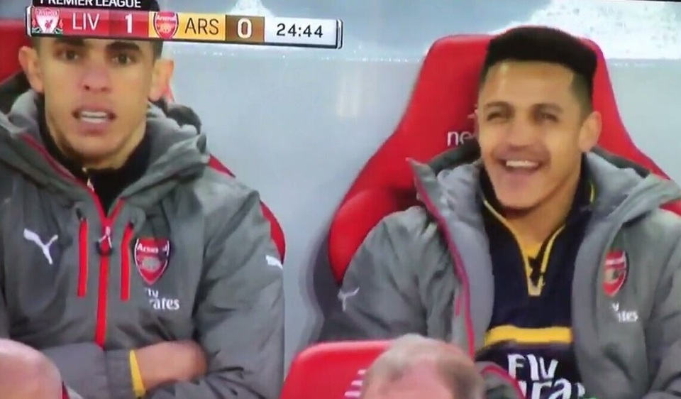 Nụ cười bí hiểm của Sanchez khiến CĐV Arsenal nhói lòng - 1 Sanchez cười tươi ngay cả khi Arsenal thua trận