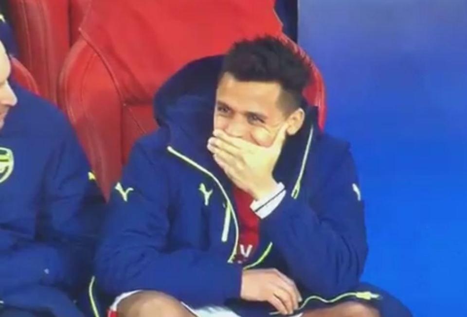 Alexis Sanchez lại gây bão với nụ cười khi Arsenal thua thảm - 1 Alexis Sanchez nở nụ cười sau khi Arsenal nhận bàn thua thứ 5