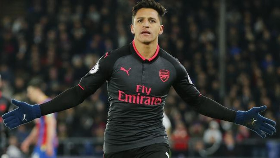 Cũng như Mesut Ozil, hợp đồng của Sanchez với Arsenal sẽ hết hạn vào cuối mùa giải. Thậm chí, quyết tâm ra đi của Sanchez còn cao hơn đồng đội. Tờ Daily Mail cho hay, Arsenal sẵn sàng để tiền đạo người Chile ra đi với mức phí với mức phí 35 triệu bảng.