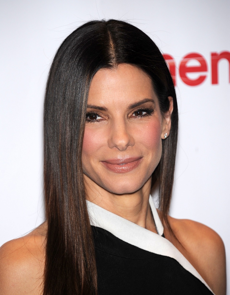 Những mỹ nhân gợi tình nhất thế giới trong vòng 20 năm qua (phần 2) - 11
Nữ diễn viên Sandra Bullock đã rất hạnh phúc và bất ngờ khi biết độc giả tạp chí People chọn cô là Người phụ nữ xinh đẹp nhất thế giới vào năm 2015. Hiện tại, Sandra đã bước sang tuổi 50 nhưng vẫn chứng minh được phong độ ổn định của mình.