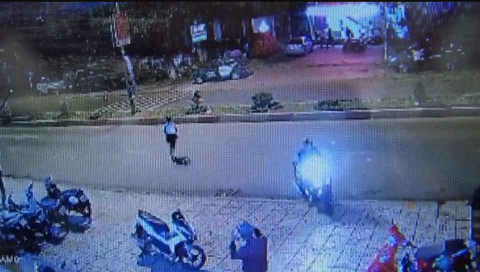 Cô gái băng sang đường thì bị tông văng khiến chấn thương sọ não (ảnh cắt từ clip)