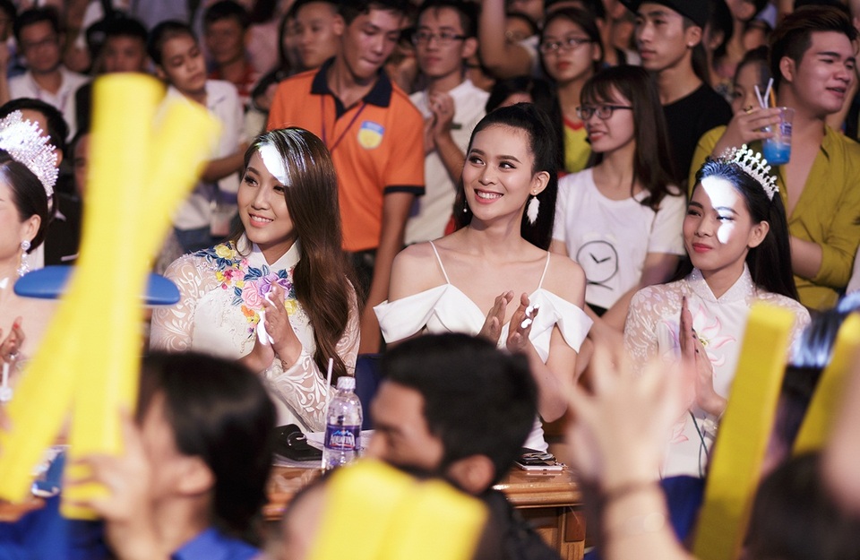 Hoa hậu Sang Lê cùng Xuân Lan rạng rỡ trên ghế nóng Miss HUTECH - 7 Dàn người đẹp hào hứng cổ vũ cho các nữ sinh.