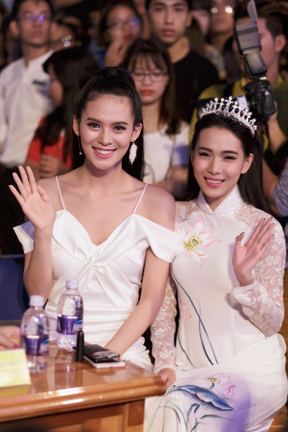 Hoa hậu Sang Lê cùng Xuân Lan rạng rỡ trên ghế nóng Miss HUTECH - 5 Sang Lê và Miss HUTECH 2015 Ánh Tuyết.