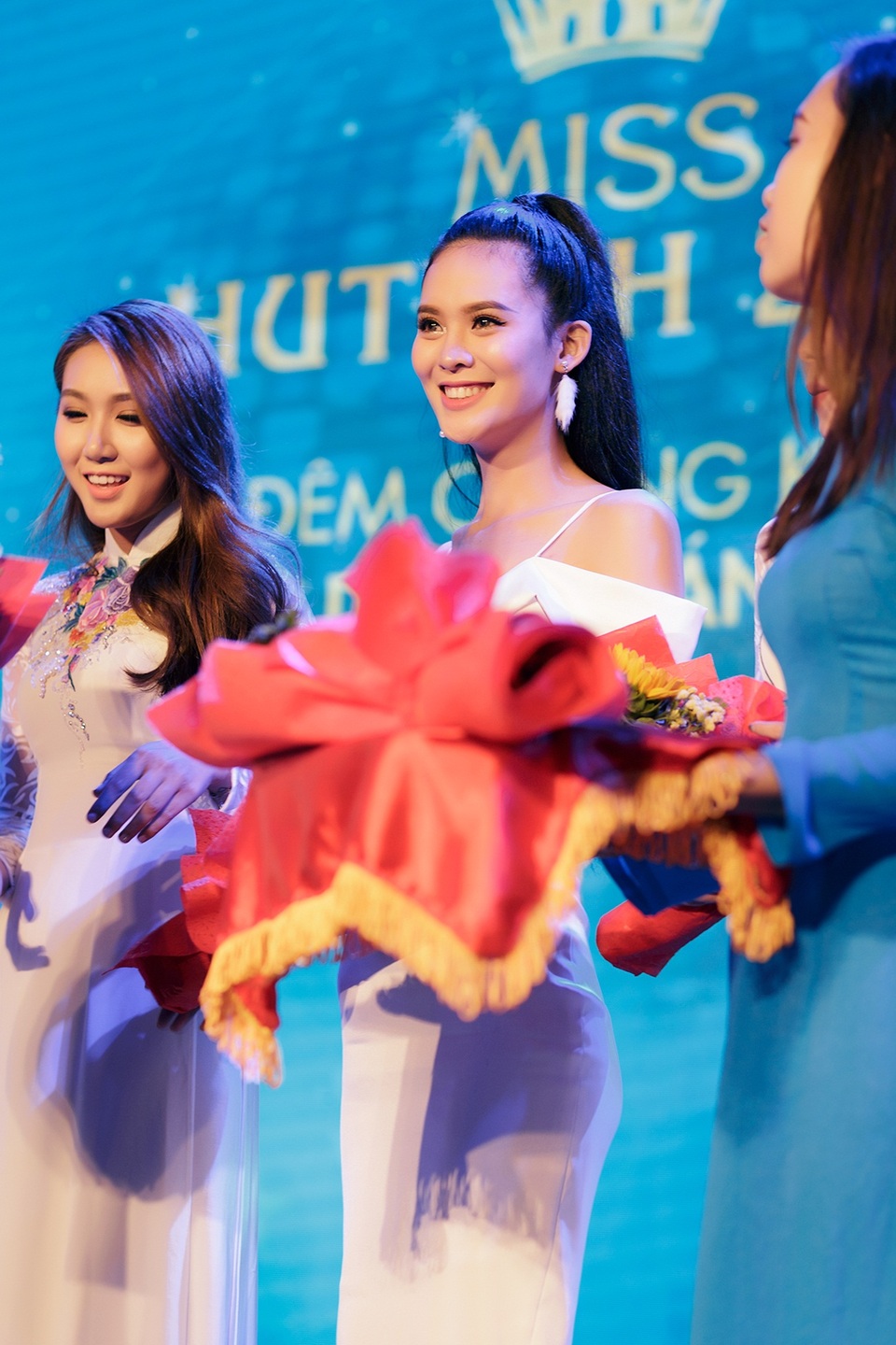 Hoa hậu Sang Lê cùng Xuân Lan rạng rỡ trên ghế nóng Miss HUTECH - 6 Sang Lê cũng từng là Á khôi HUTECH.