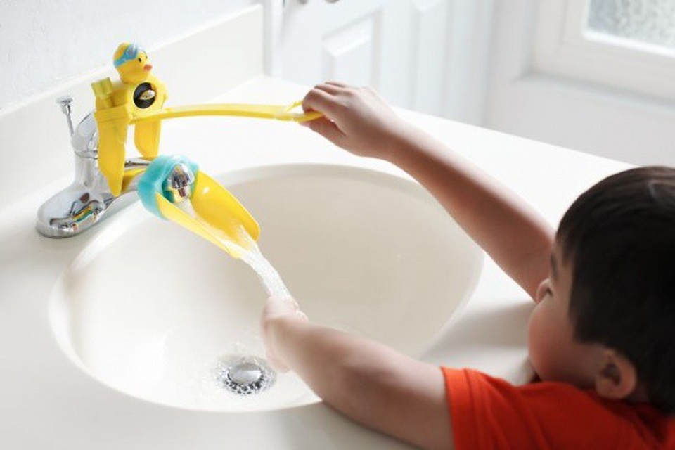 Những sáng kiến vời giúp cuộc sống dễ dàng hơn bao giờ hết - 7 Bộ phụ kiện lắp vòi nước có thiết kế đơn giản nhưng quả thực rất hữu ích trong việc hỗ trợ các bé tự lập trong việc vệ sinh cá nhân hàng ngày.