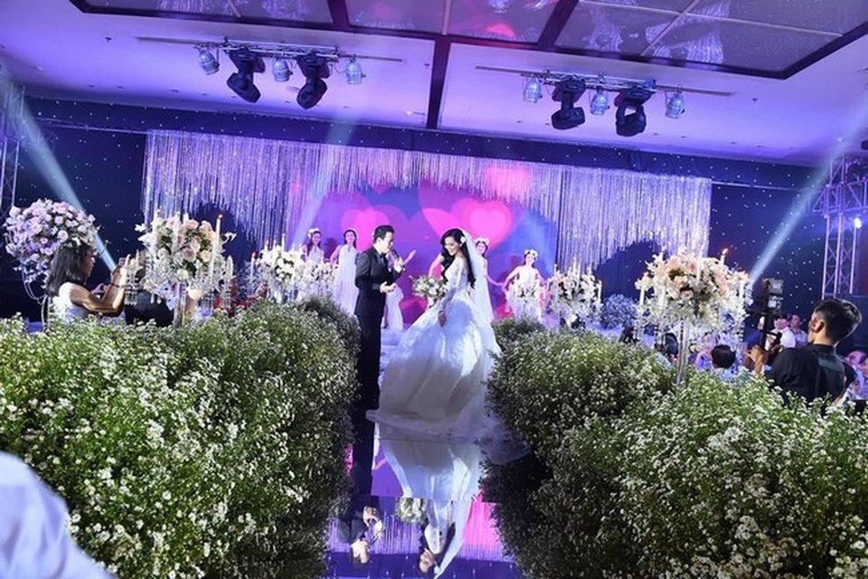 Những đám cưới "gây sốt" của sao Việt trong năm 2017 - 9 Ngày vui của cặp đôi diễn ra tại một khách sạn 5 sao sang trọng ở Sài Gòn với ý tưởng từ khu vườn địa đàng trong thần thoại Hy Lạp. Hàng chục nghìn bông hoa tươi cao cấp nhập khẩu được dùng để trang trí cho đám cưới này.