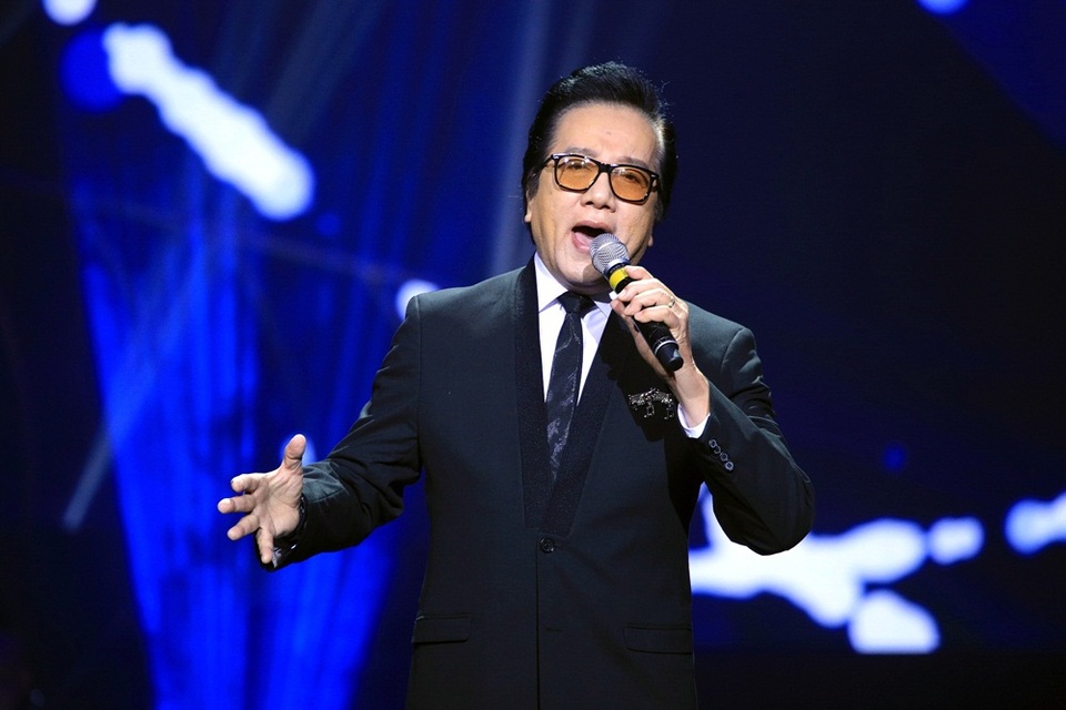 Elvis Phương da diết với “Anh còn nợ em” và “Buồn ơi ta xin chào mi”. Giọng ca khỏe khoắn so với tuổi đời của ca sĩ. Ca khúc thứ hai “Buồn ơi ta xin chào mi” được khán giả hào hứng đón nhận.