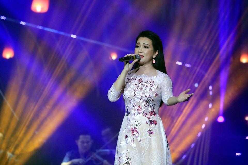 Đây là lần đầu tiên Hương Thủy trở về Việt Nam và chính thức ra mắt khán giả. Đến với Đêm tình nhân 4, nữ ca sĩ mang đến ca khúc “Khóc thầm”, “Khúc ca ngày mùa”.