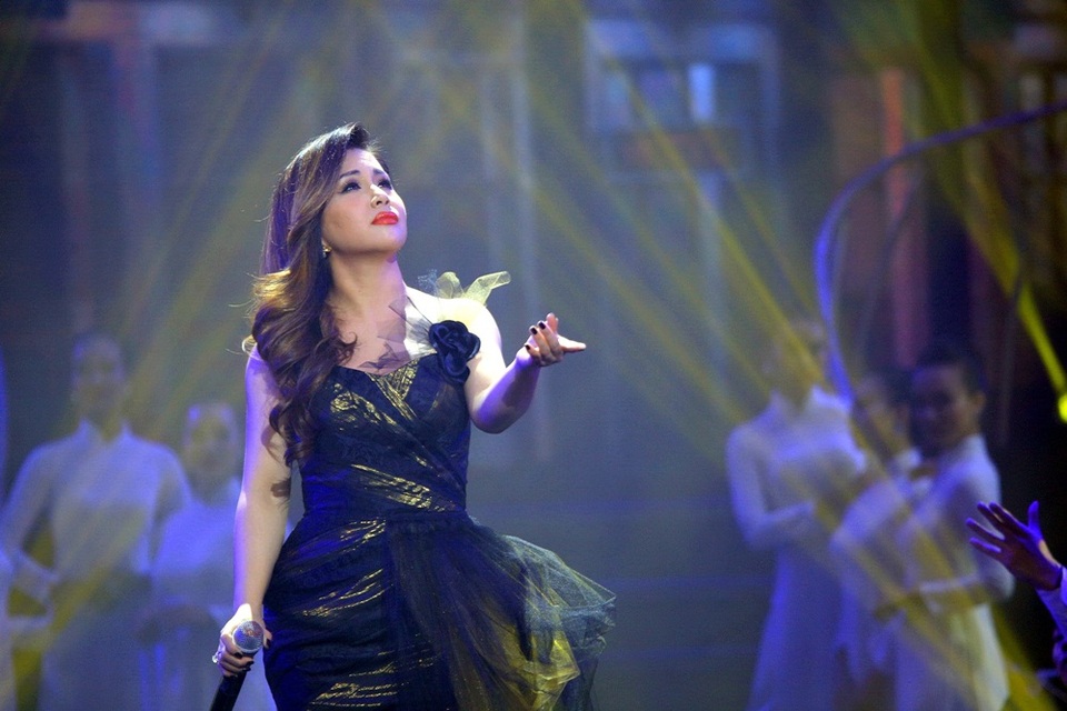 Minh Tuyết khiến những khán giả yêu mến mình khá ngạc nhiên khi xuất hiện trong bộ trang phục kín đáo đồng thời thể hiện một ca khúc không phải dòng nhạc trẻ quen thuộc mà cô hay hát.