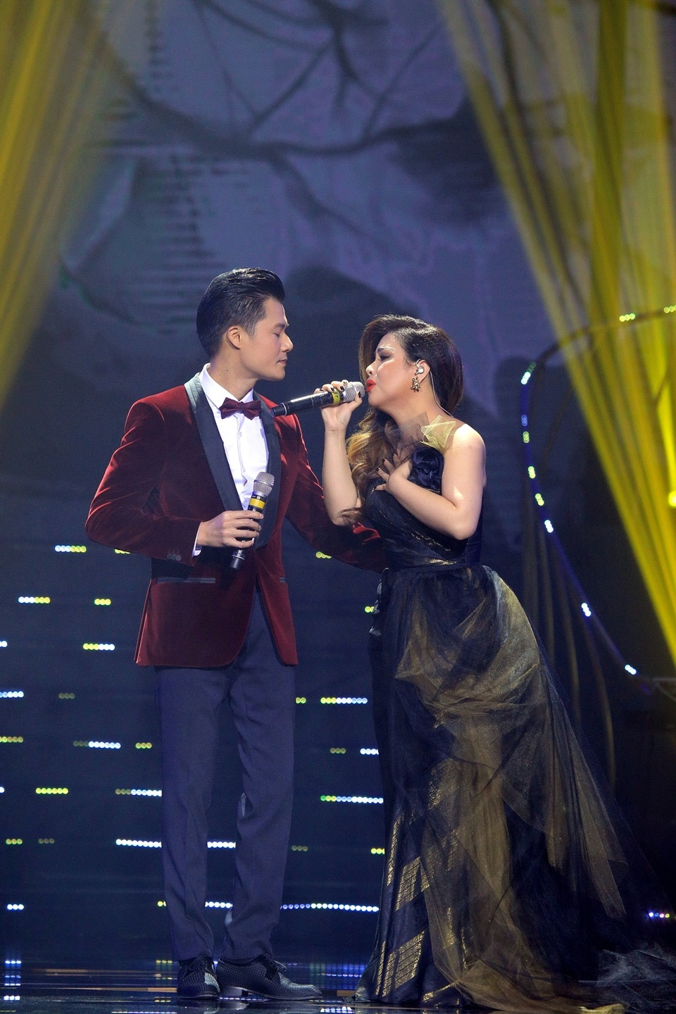 Tiếp đó, Minh Tuyết và nam ca sĩ Quang Dũng song ca liên khúc “Trăm nhớ ngàn thương” - “Cỏ úa” - “Thu sầu.