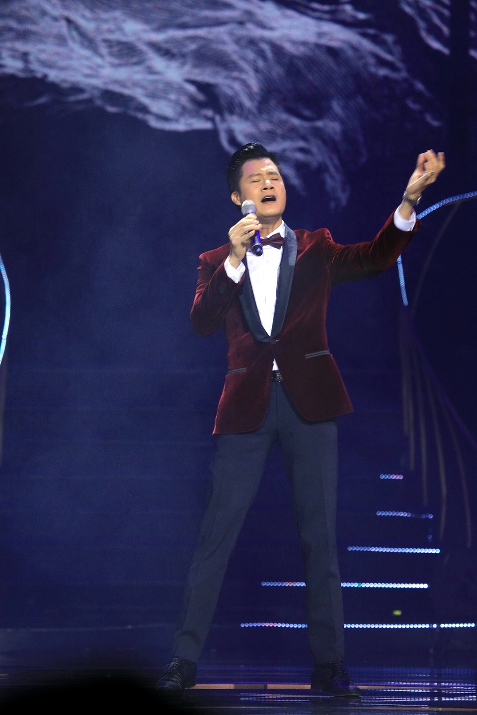 Quang Dũng solo hai ca khúc “Bài không tên cuối cùng” và “Niềm khúc cuối.