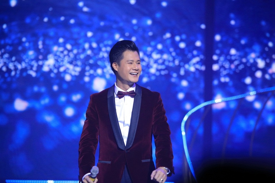 Cuối bài hát, MC Kỳ Duyên xuất hiện và “thổ lộ” rằng mình đã ái mộ Quang Dũng từ rất lâu rồi, cô còn tặng cho nam ca sĩ một bài thơ vui mà theo cô là “phải thức nguyên cả đêm để làm bài thơ này”.