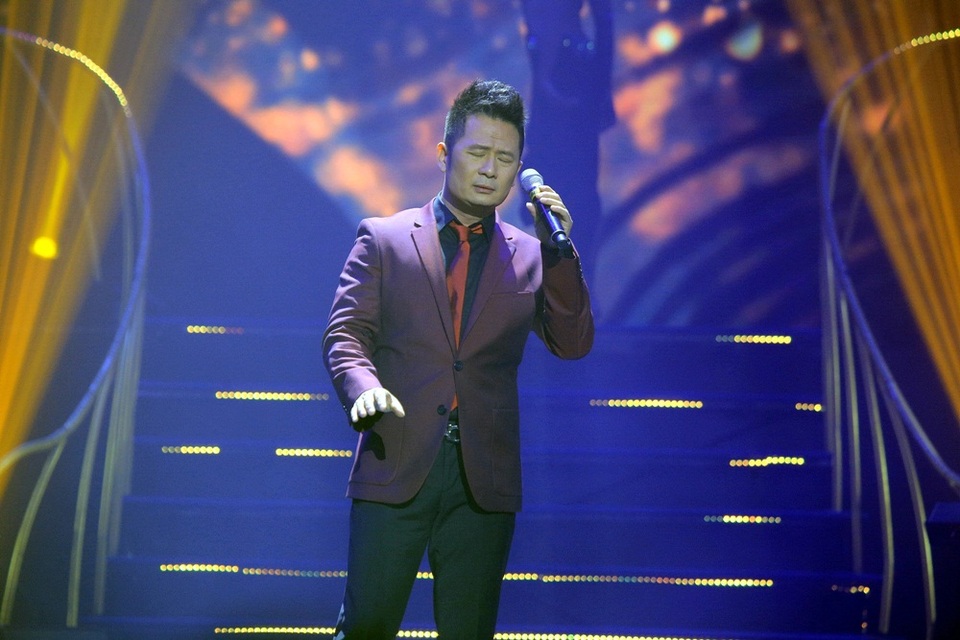 Với ca khúc “Một mình”, đây là lần đầu tiên anh hát ca khúc này trên sân khấu, anh chia sẻ: “Mỗi đêm tình nhân, Bằng Kiều muốn mang đến 1, 2 ca khúc chưa hát bao giờ, cũng như mời đến 1, 2 ca sĩ mới để đáp lại sự yêu mến và ủng hộ của khán giả”.