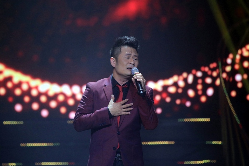 Bằng Kiều mang đến hai ca khúc “Một mình” và “Một lần nào cho tôi gặp lại em”.