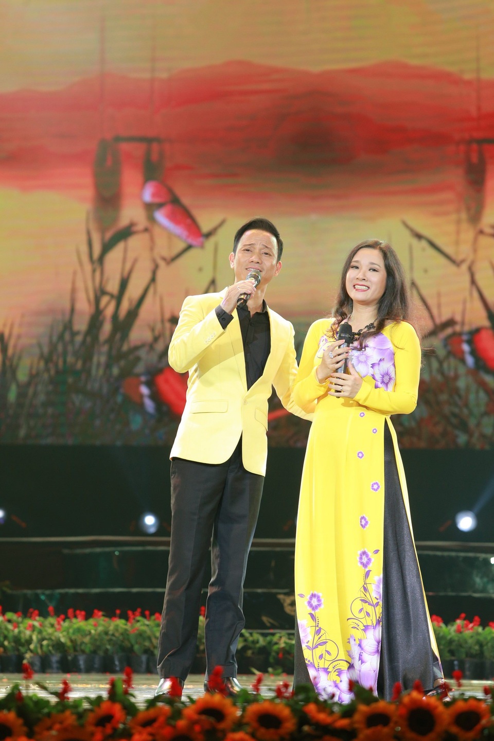 Ca sĩ Ngọc Sơn huỷ lưu diễn Châu Âu để tham gia hài tết ở Hà Nội - 2 Cặp vợ chồng nghệ sĩ Thanh Thanh Hiền - Chế Phong cũng sẽ tham gia chương trình.