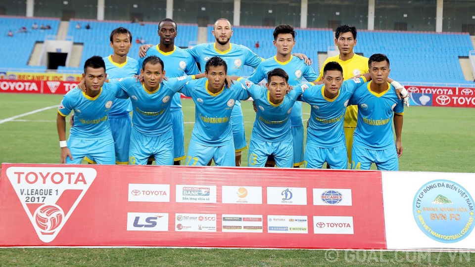 Isaac và Soobin Hoàng Sơn cháy hết mình cùng bóng đá trên sân Hàng Đẫy - 1 Isaac và Soobin Hoàng Sơn cháy hết mình cùng bóng đá trên sân Hàng Đẫy - 1