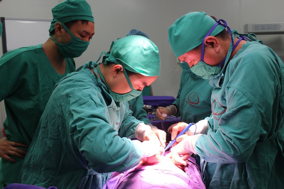 Cứu sống sản phụ hôn mê mất máu sau cắt tử cung - 1